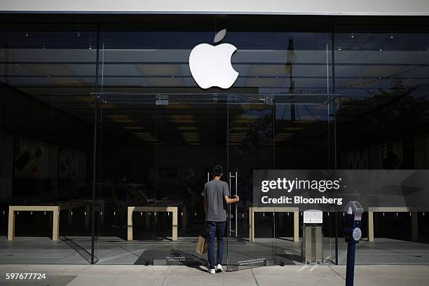 Shopper enters an Apple Inc. Store at the Easton Town Center shopping mall in Columbus, Ohio, U.S., on Tuesday, Aug. 23, 2016. The Conference Board...