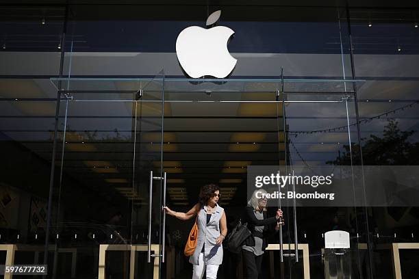 Shoppers exit an Apple Inc. Store at the Easton Town Center shopping mall in Columbus, Ohio, U.S., on Tuesday, Aug. 23, 2016. The Conference Board is...