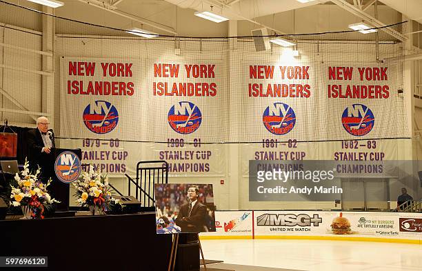 New York Islanders former general manager Bill Torrey addresses the guests during the New York Islanders memorial service for Al Arbour on August 29,...