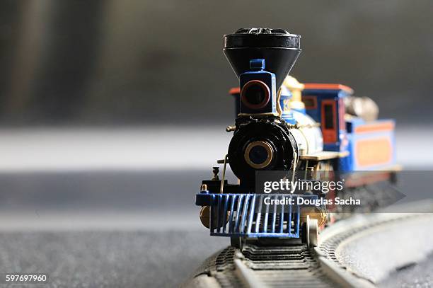 children's toy steam locomotive - modelleisenbahn stock-fotos und bilder