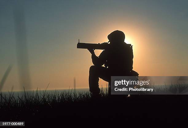 soldier aiming gun - mitragliatrice foto e immagini stock