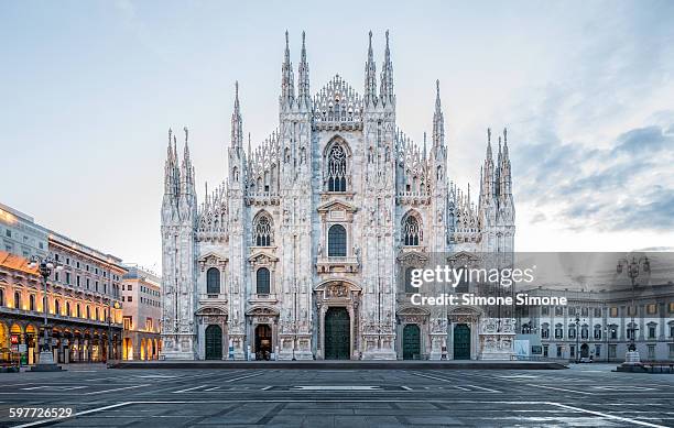 milan cathedral, duomo di milano at dawn - galleria vittorio emanuele ii stock-fotos und bilder