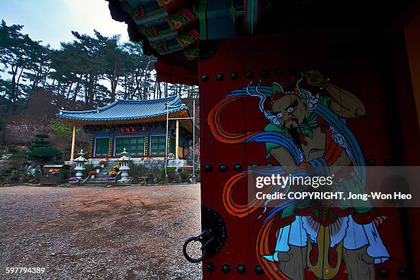 the monster is looking - 광주사밤∫ sarangbam21.coм 광주패티쉬㊚광주오피㊬광주사밤∫광주휴게텔 광주건마∙광주풀싸롱 stock pictures, royalty-free photos & images