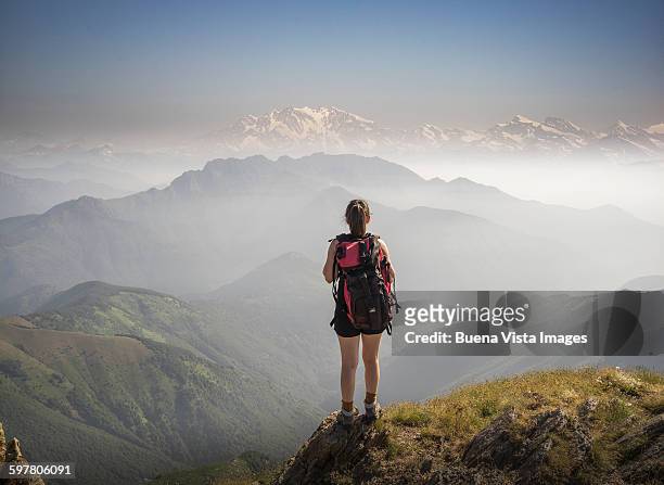 woman on a mountaintop - bergsteiger gipfel stock-fotos und bilder