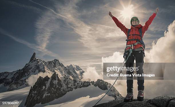 a female climber exulting on a  mountaintop - massif mont blanc photos et images de collection