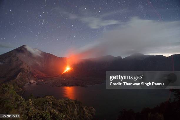 the mount rinjani eruption - vulkan rinjani stock-fotos und bilder