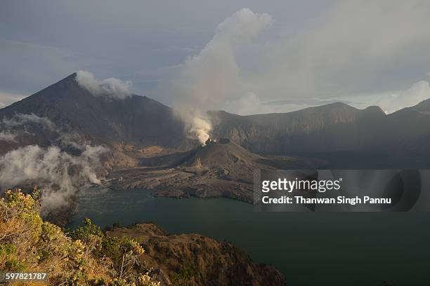 mount rinjani eruption view november 17 2015 - vulkan rinjani stock-fotos und bilder