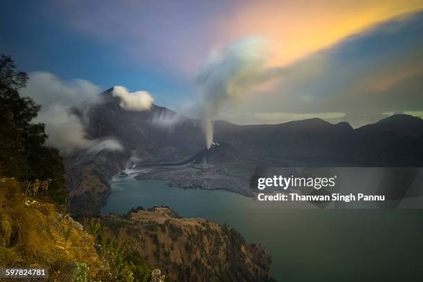 mount rinjani sunset color nov 2015 - vulkan rinjani stock-fotos und bilder