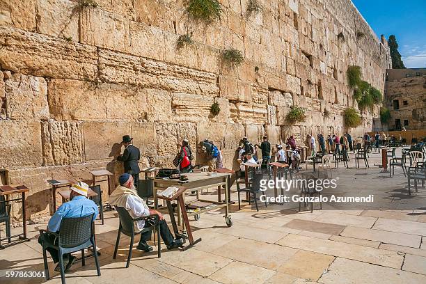 wailing wall in jerusalem - bairro judeu jerusalém imagens e fotografias de stock