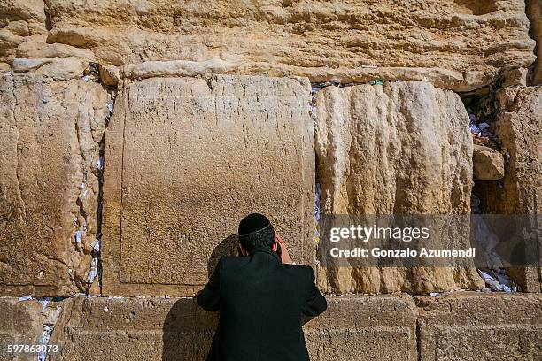 wailing wall in jerusalem - muro de las lamentaciones fotografías e imágenes de stock