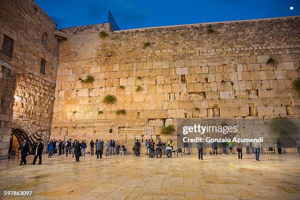 wailing wall in jerusalem - muro de las lamentaciones fotografías e imágenes de stock