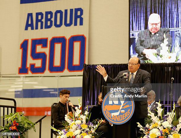 Former NHL head coach and memberof the HHOF Scotty Bowman addresses the guests during the New York Islanders memorial service for Al Arbour on August...