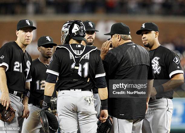 Chicago White Sox pitching coach Don Cooper talks to starting pitcher James Shields and player during the fifth inning of a baseball game against the...