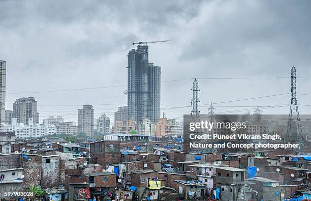 mumbai slums - mumbai slums stock pictures, royalty-free photos & images