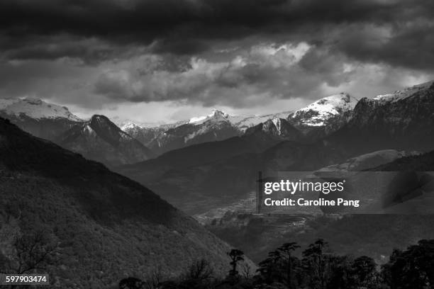 himalayan mountain range - zwart wit polaroids stockfoto's en -beelden