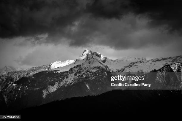 himalayan mountain range - instantané noir et blanc photos et images de collection
