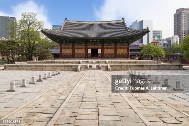 the main hall of deoksugung palace in seoul - 徳寿宮 ストックフォトと画像