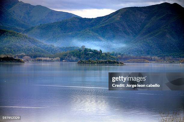 blue hour in laguna aculeo - laguna fotografías e imágenes de stock