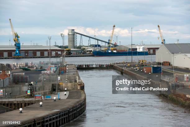 lock of port of hull in kingston upon hull of england - caisson stock pictures, royalty-free photos & images