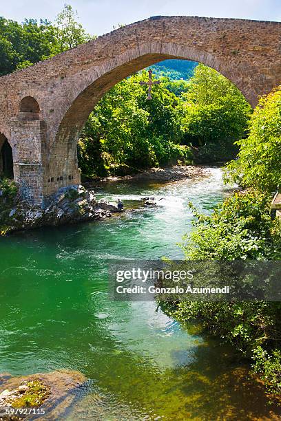 roman bridge in cangas de onis - romeinse brug stockfoto's en -beelden