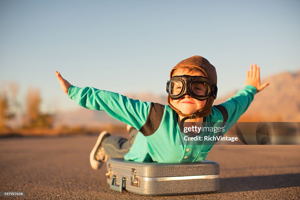 Junge mit Brille stellt sich vor, fliegen auf Koffer