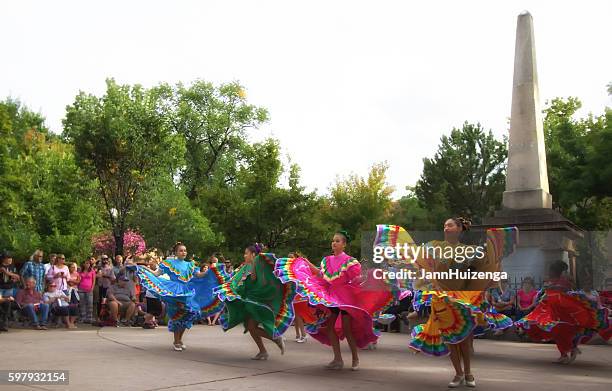 santa fe, nm: folk dancers on the historic downtown plaza - latijns amerikaanse dansen stockfoto's en -beelden