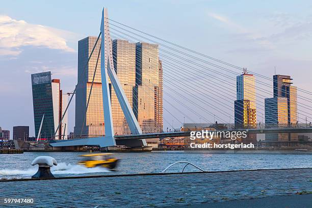 ロッテルダムのスカイライン, オランダ - 水上タクシー ストックフォトと画像