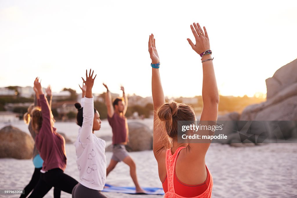 Strand-Yoga ist ein volles Geist-, Körper- und Seelenerlebnis