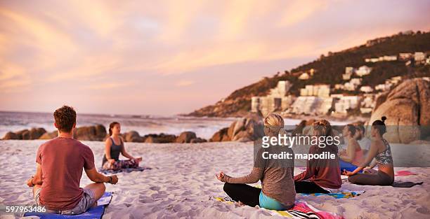 è una giornata perfetta per lo yoga in spiaggia - sunrise yoga foto e immagini stock