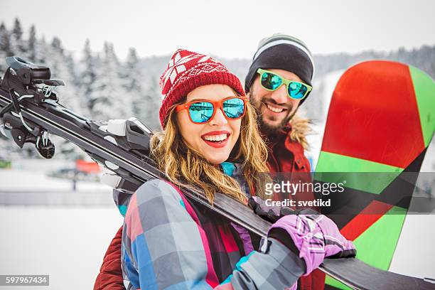 siempre para vacaciones activas - esquí fotografías e imágenes de stock