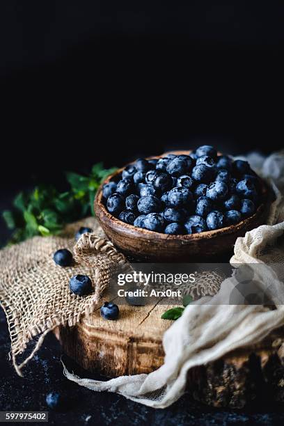 fresh blueberries in bowl - blauwe bosbes stockfoto's en -beelden