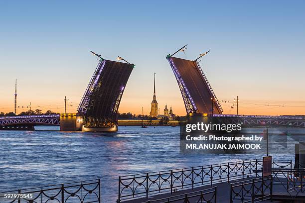 bridge open at night in st.petersburg, russia - sint petersburg rusland stockfoto's en -beelden