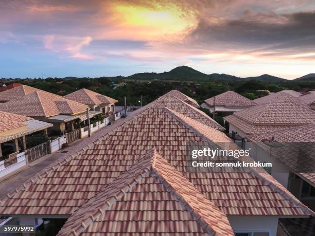 roof houses before sunset - upper house park fotografías e imágenes de stock