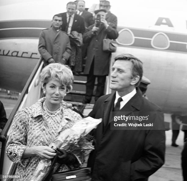 Visit of the American actor Kirk Douglas to Warsaw, Poland, on 1st April 1966. Pictured: Kirk Douglas and his wife Anne Buydens at the Warsaw airport.