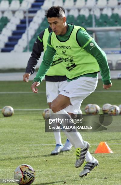 Bolivia's footballer Nelson Cabrera trains in La Paz on August 30, 2016 for their upcoming FIFA WC Russia 2018 qualifiers against Peru and Chile. /...