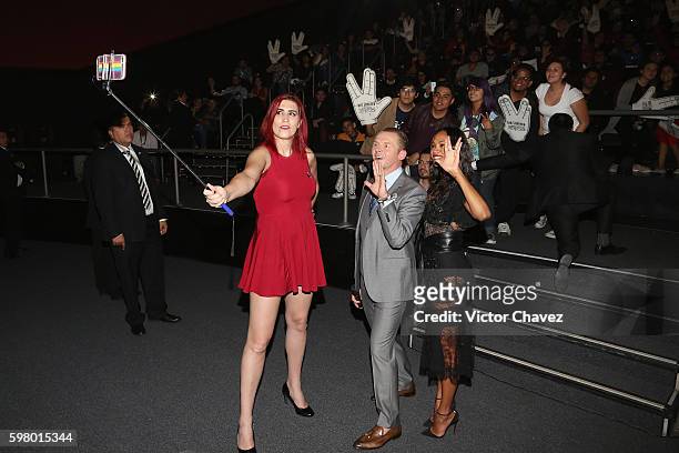 Actress Zoe Saldana and actor Simon Pegg take a selfie during the premiere of the Paramount Pictures title "Star Trek Beyond" at Cinemex Antara...