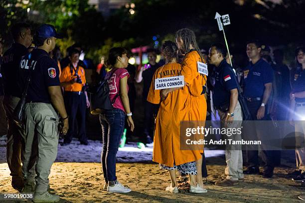 Sara Connor and David Taylor, prime suspects to the murder of police officer Wayan Sudarsa, are seen embracing while taking part in the murder...