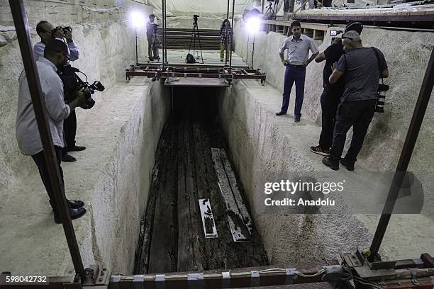 Egyptian archeologists and Waseda Universtiy's archeologists research the ruins of 2nd full-size vessel, which is predicted to be belonging to...