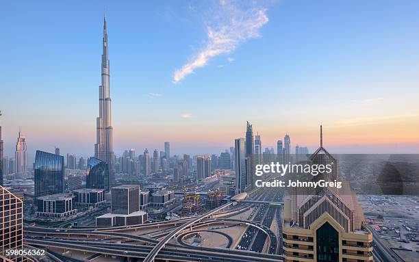 dubai city skyline sunset - dubai stockfoto's en -beelden