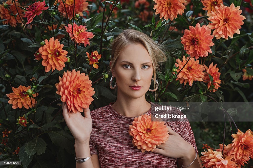 Schöne Frau mit einer Dahlien