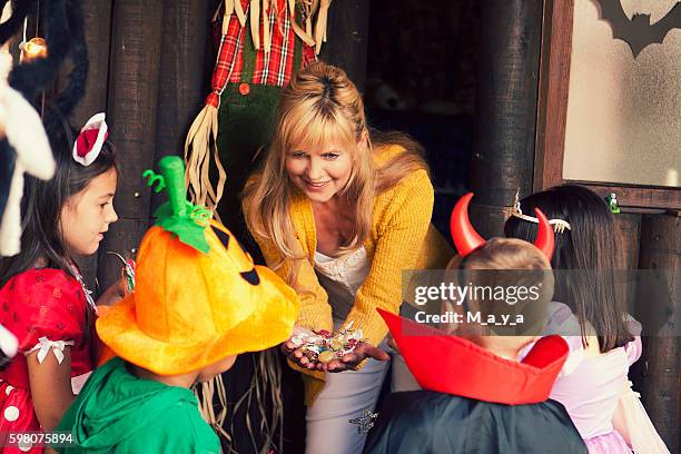 ¿podemos conseguir más caramelos? - offering candy fotografías e imágenes de stock