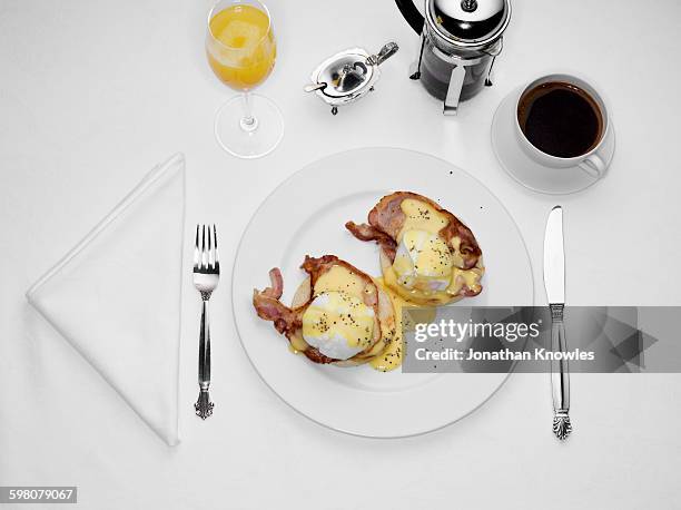 breakfast, eggs benedict on white - gepocheerd stockfoto's en -beelden