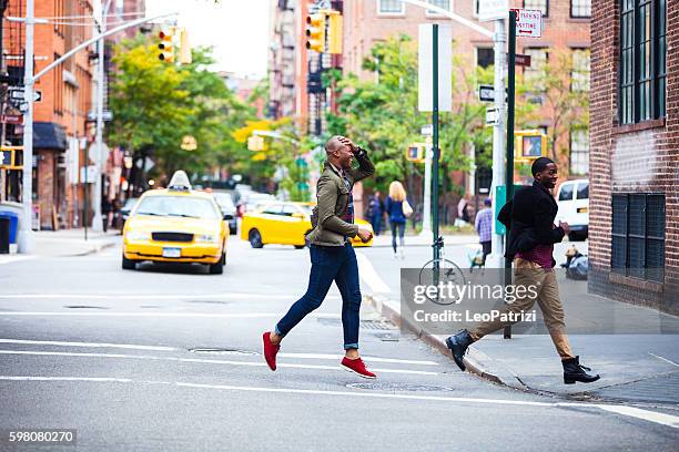 amigos cruzando la calle nueva york - greenwich village fotografías e imágenes de stock