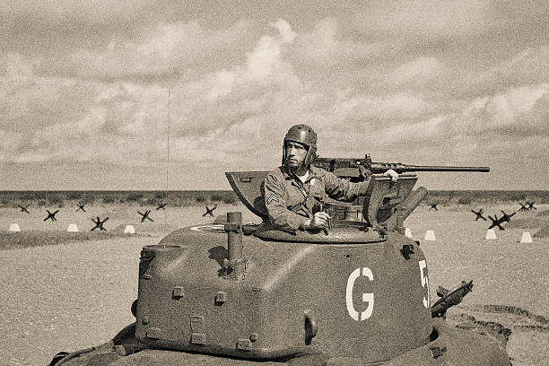 tanque blindado de la 2ª guerra mundial en la playa - segunda guerra mundial fotografías e imágenes de stock