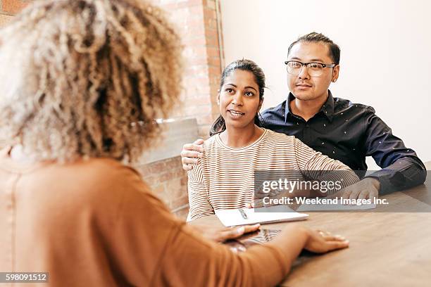 consulto medico - inseminazione artificiale foto e immagini stock