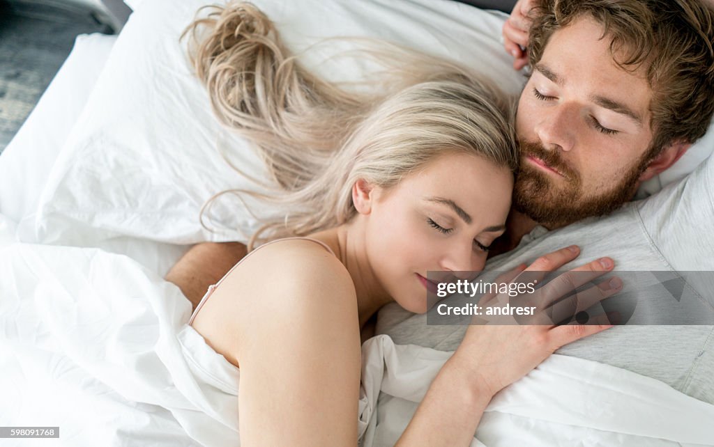 Couple amoureux dormir ensemble 