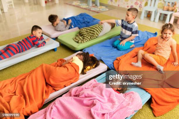 vue ci-dessus du groupe d’enfants en pyjama à l’école maternelle. - ecole-maternelle photos et images de collection