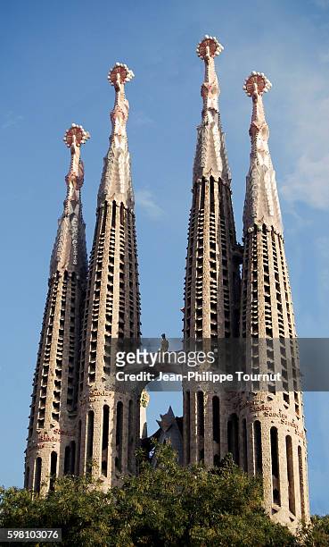 the unfinished towers of gaudi sagrada família church in barcelona, spain - sagrada família imagens e fotografias de stock