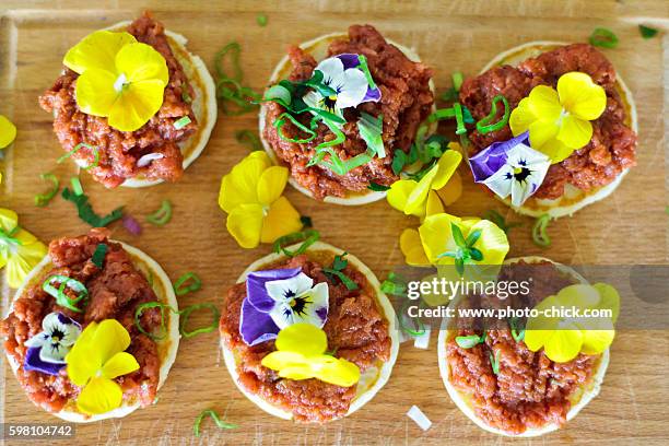 mini steak tartare - vorspeise stock pictures, royalty-free photos & images