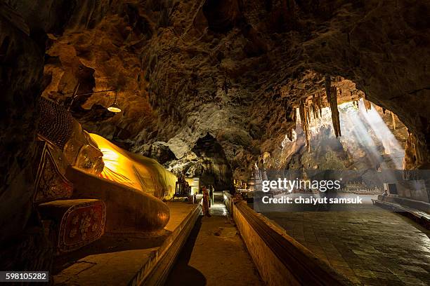 khao luang cave, phetchaburi in thailand - mine stock-fotos und bilder